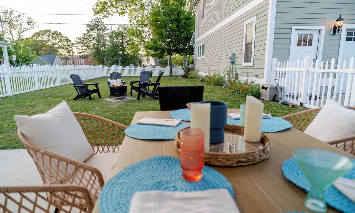 Jacksonville House | Movie Nights & Firepit-Coastal Retreat