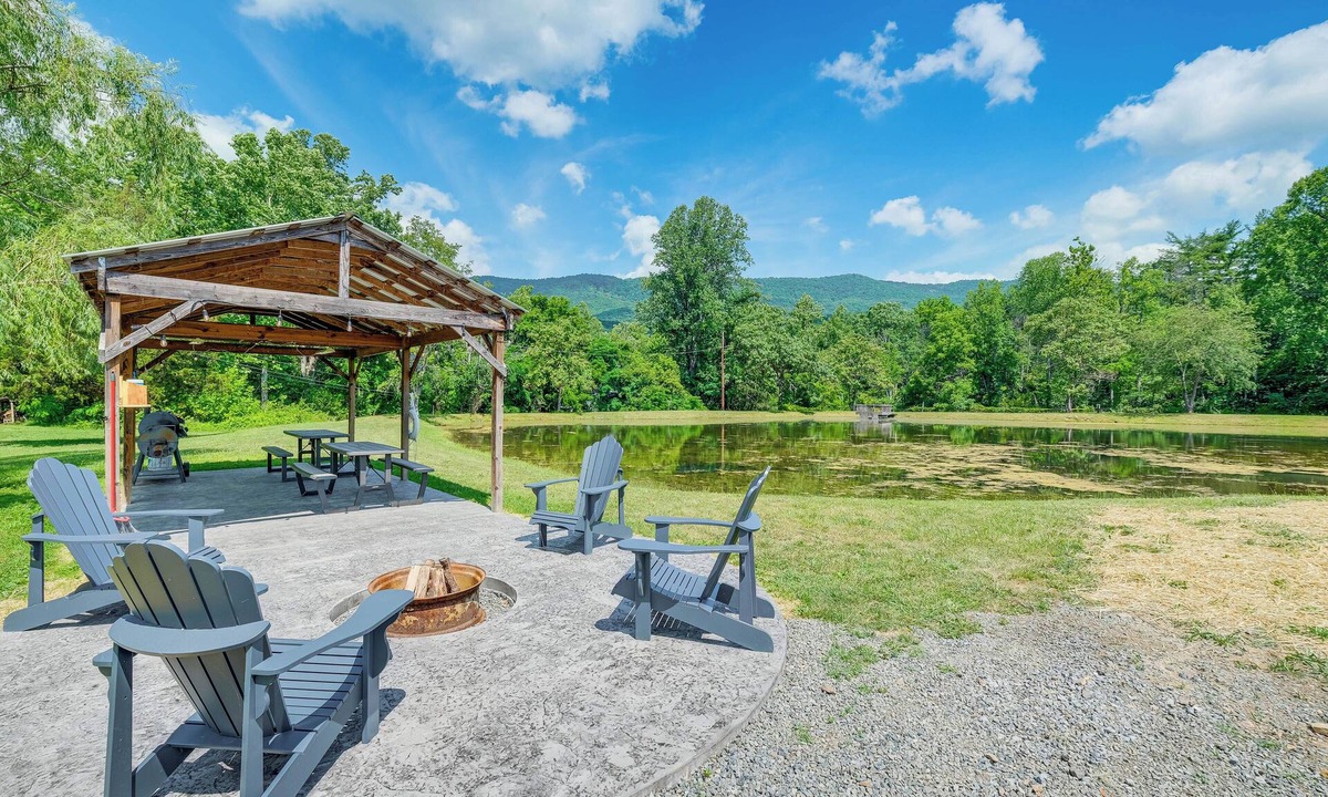 Sharon House | Mtn Views & Idyllic Setting! Clifton Forge Retreat