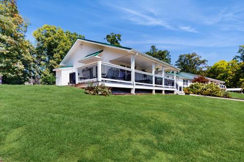 Seymour House | Mtn Views! Romantic Rural Retreat in Seymour