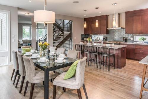 Edgehill House | Music City Skyline 4BR Gulch Rooftop Garage