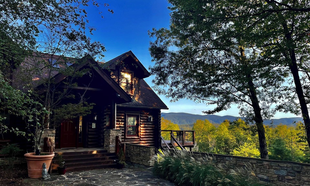 Bentonville Cabin | Mystic Pines log home in Shenandoah Valley with hot tub and spectacular views!