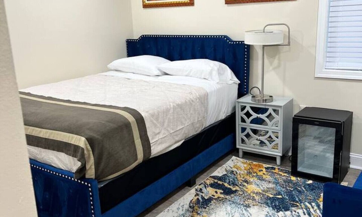 White Oak House | Near DC 5 bdrm 4.5 bth 11 beds 2 kitchens &parking