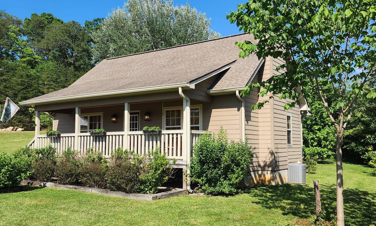 Wears Valley Cabin | New 1BR/1BA The Bear Stop Flat Paved Access Wears Valley Hot Tub WiFi Pool Table
