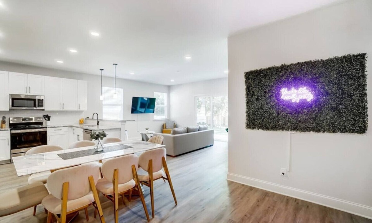 Oakdale House | New 4BR Home Near Uptown CLT + Sleeps 12 + Garage