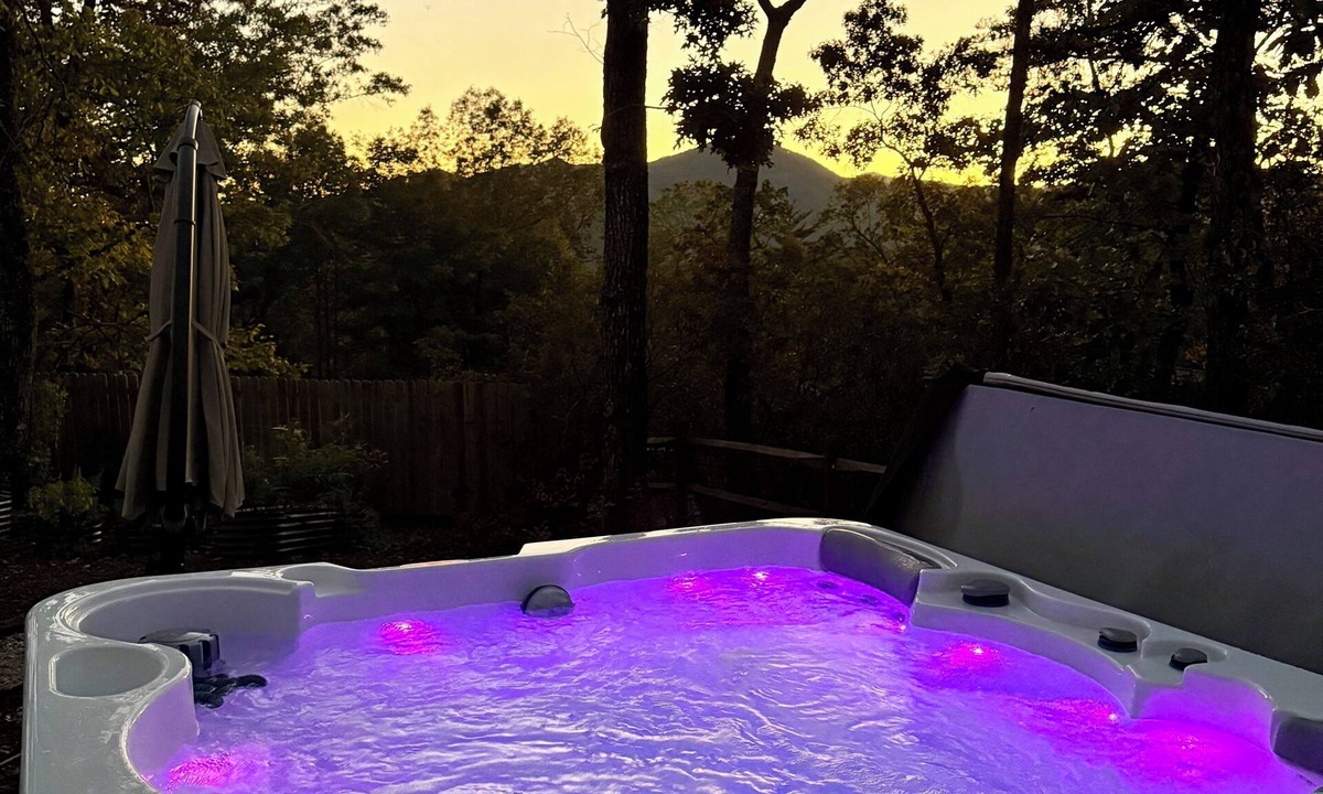 Lake Lure Cabin | New Boho Chic 1 Bedroom Cozy Private Cabin - Hot Tub
