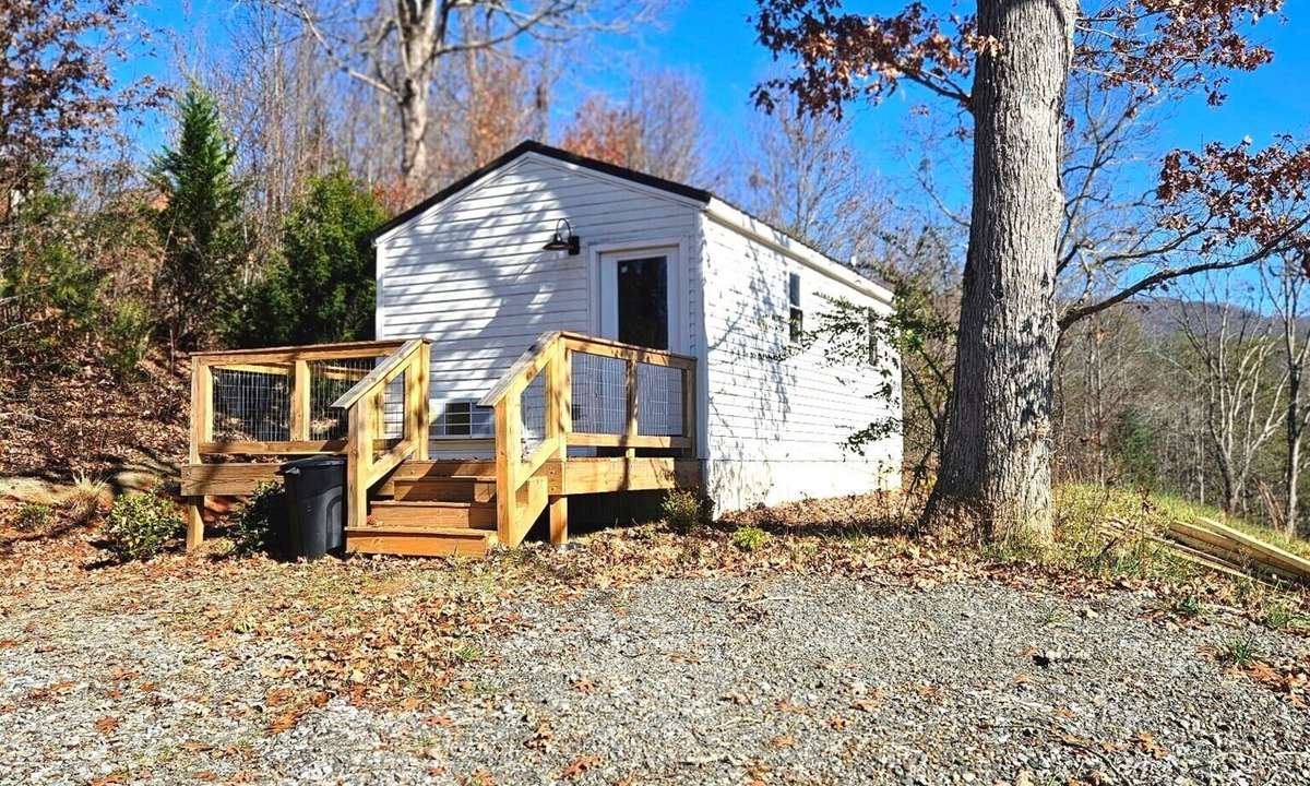 Hiawassee Cabin | NEW Cozy 1-bedroom tiny house in the beautiful Hiawassee, Georgia Mountains.