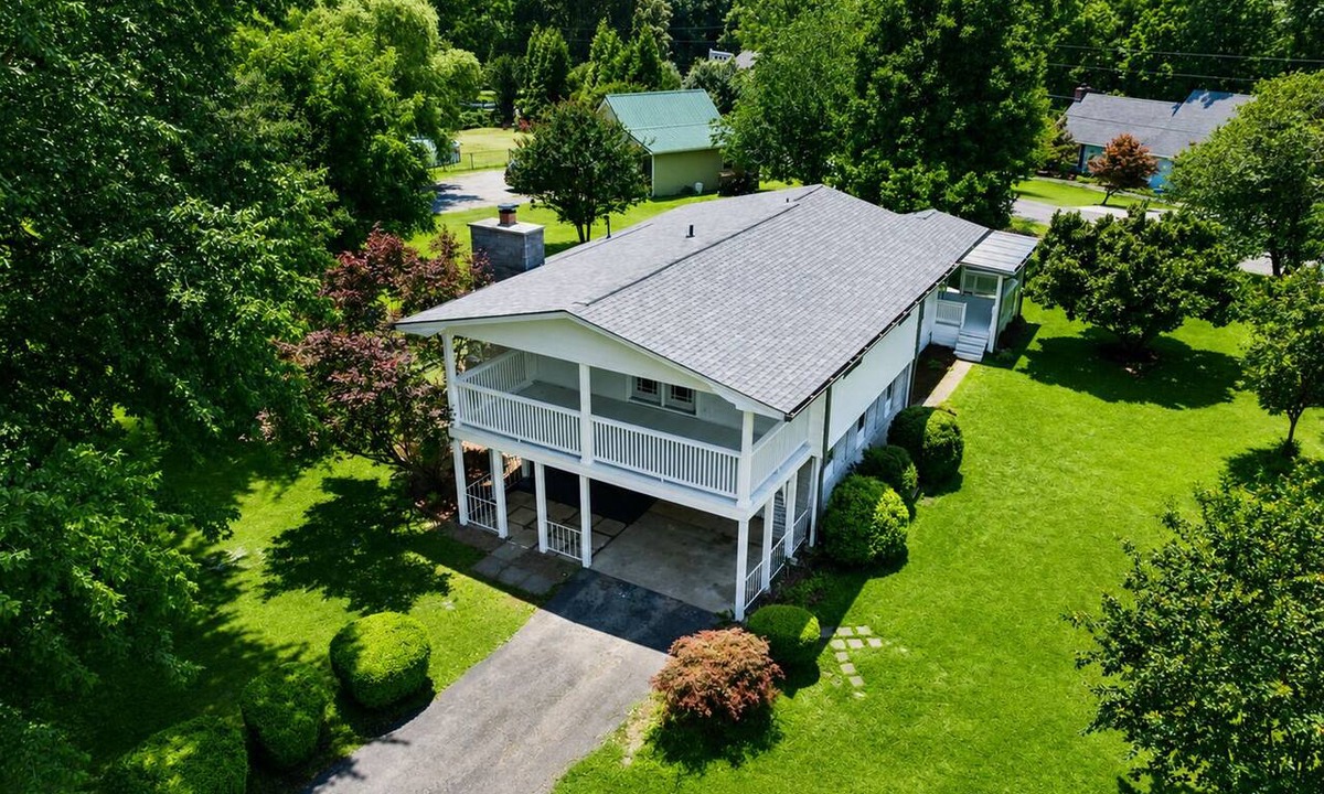 Estill Springs House | -NEW- Dragonfly Cove Spacious 5BR Near Lake + Boat Access + Hot tub + Fire Pit