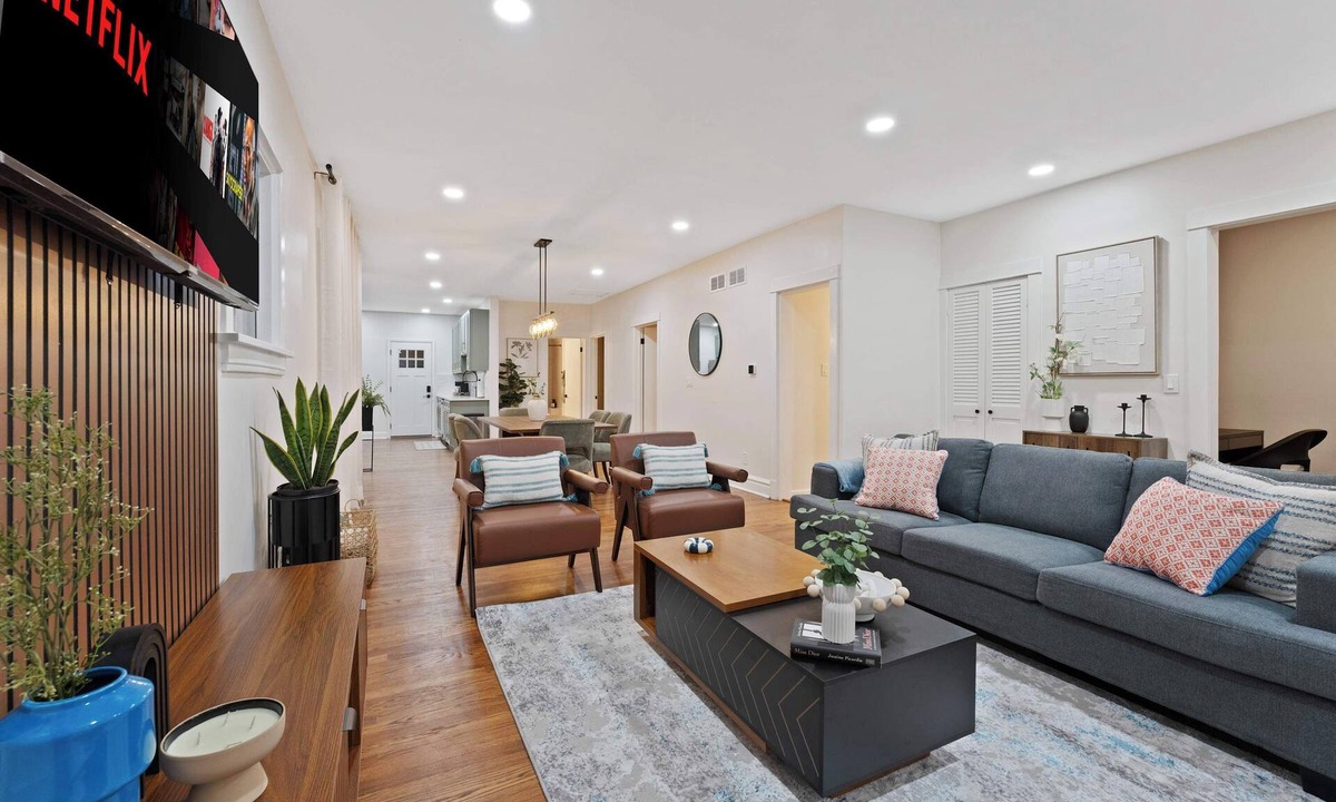 Elmhurst House | New Elmhurst Gem|Sleeps 10|Game Room|Near City Ctr