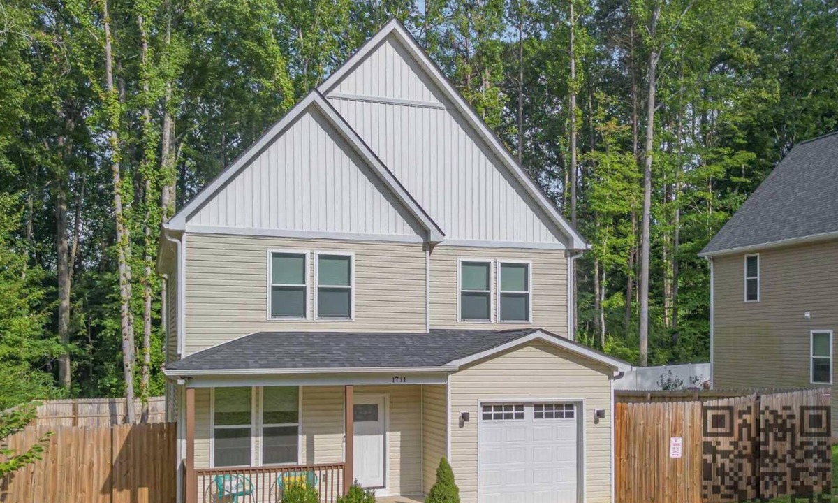 Paw Creek House | New Listing! Sleeps 11~Hot Tub~Fenced In Backyard