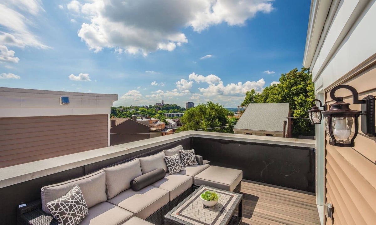 Mount Auburn House | New, Luxury 3B+Rooftop & Garage - 5 min to UC Hospital, Downtown