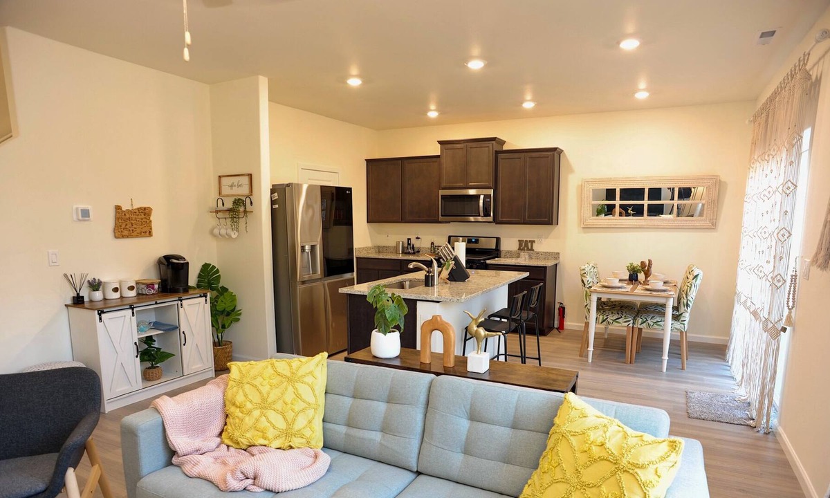 Pleasant Valley House | New modern boho cozy home, child-friendly, central AC, fast internet