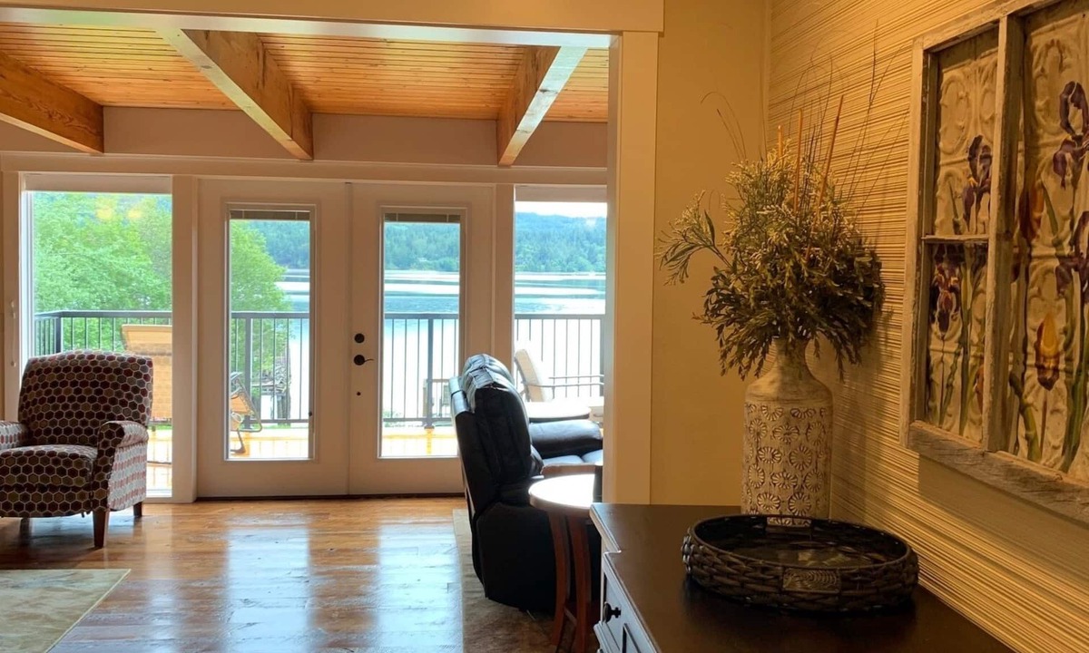 Sequim House | Newly refinished two-bedroom house with an elegant rustic look on the waterfront