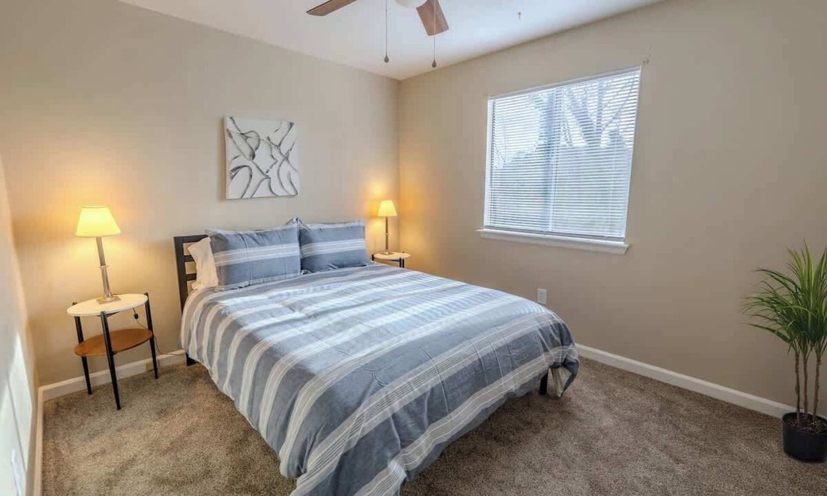 Roanoke House | No Stairs Retreat Near Trails & Downtown | Quiet