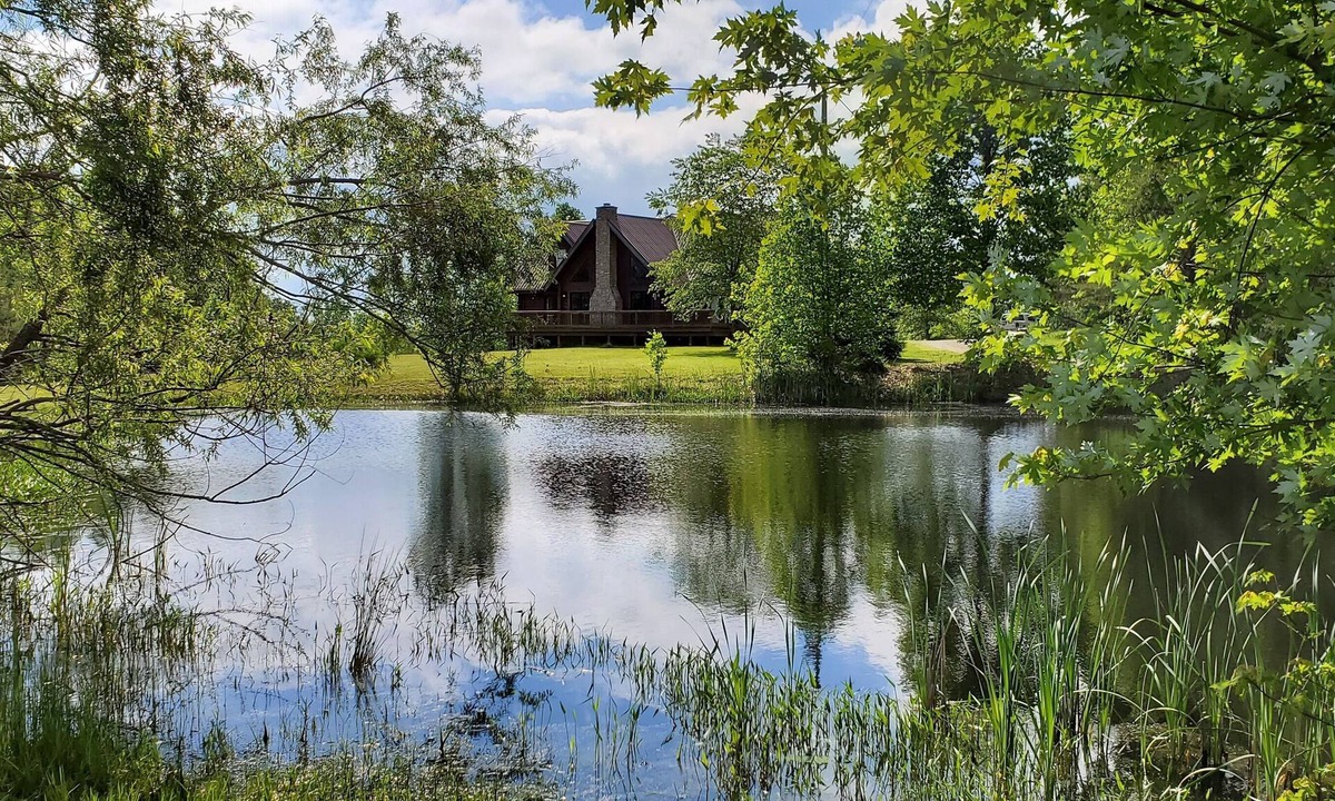 Lindseyville House | Nolin Lake Log Cabin ~ Beautiful Water Views ~ Great Family Getaway!