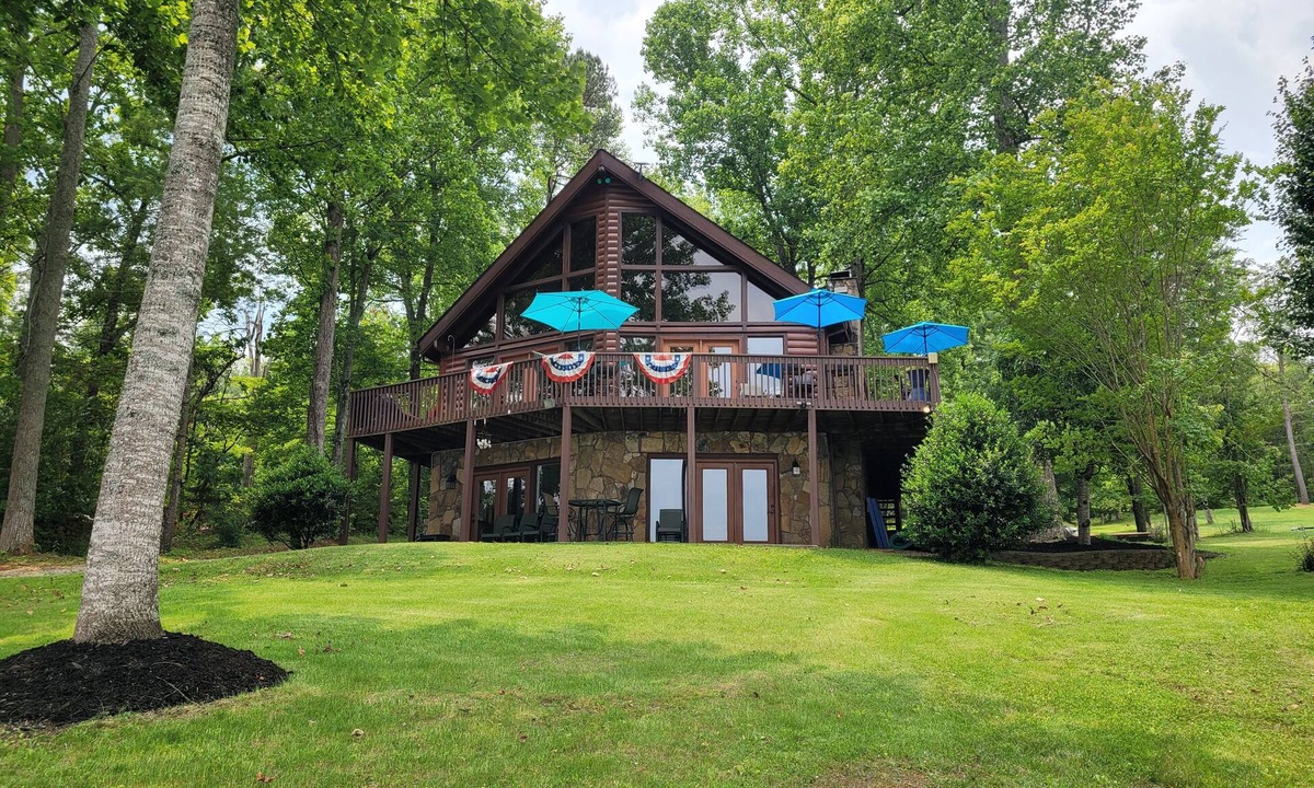 La Follette House | Norris Point-Accommodates 20, Waterfront, NO STEPS, Family Fun, Covered Dock.