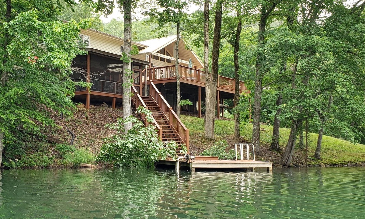 Madisonville House | NOT ACCEPTING BOOKINGS Private lake - PETS WELCOME
