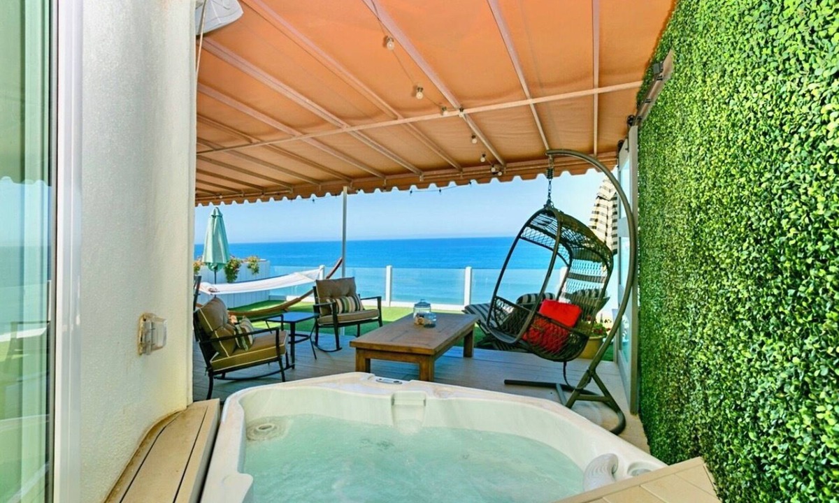 Leucadia House | OCEANFRONT! 3 DISTINCT SUITES! JACUZZI & BBQ!