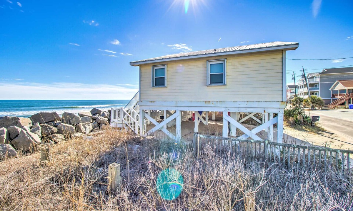 North Carolina Coast House | ☀️Oceanfront Carolina-Ocean Views-Dog Friendly-Gated Deck-Gas Grill☀️