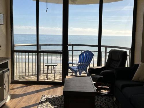 Myrtle Beach Apartment | *OCEANFRONT GETAWAY - FRESH RENO*KING Bed*Pools*H62