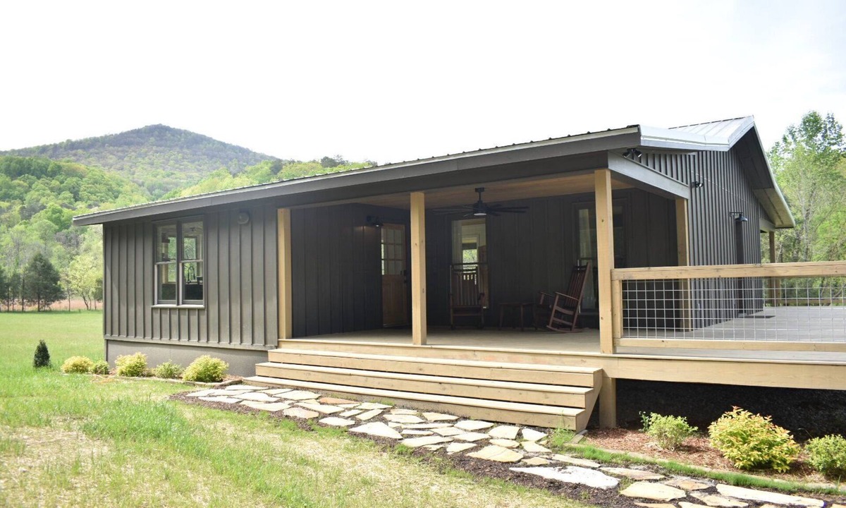 Chickamauga Cabin | Off-Grid Mountain Retreat. Horse-Friendly Near Pocket Falls.