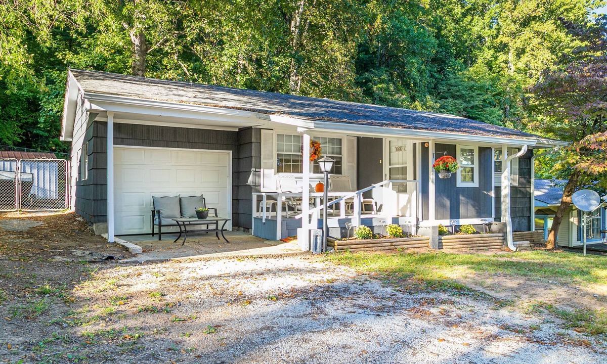 Hendersonville House | Old Made New-3 Bedroom Lovely Home-Dog Friendly NOW OPEN 25% OFF 1ST 3 BOOKINGS