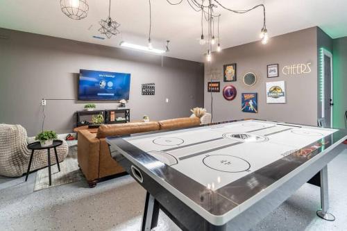 Greenwood House | OliveBranch-LuxeDesigner Home-Spa-Firepit-GameZone