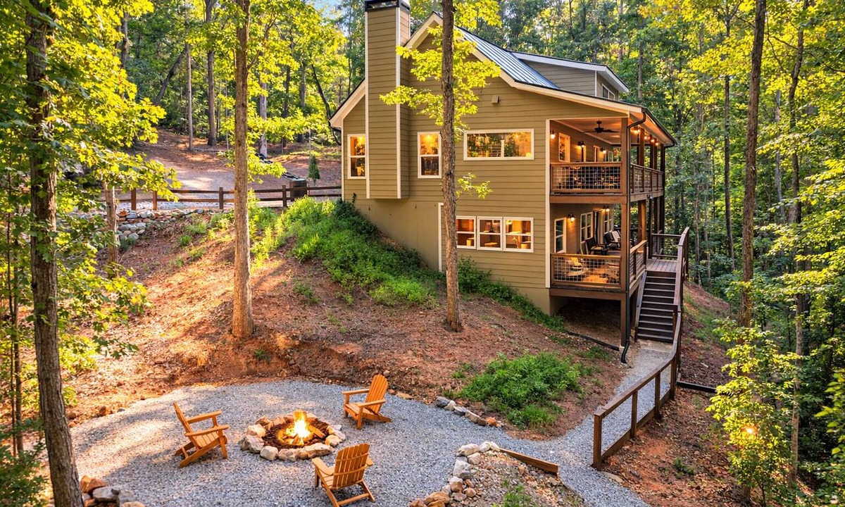 Dahlonega Cabin | On the River with Arcade, Firepit & Pet Friendly!
