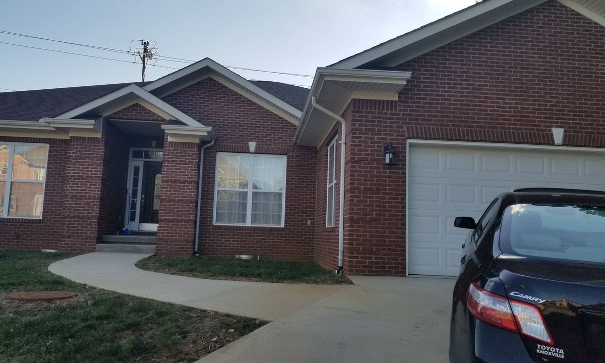 Concord House | One level ranch home. Close to lake and park,bicycle lane, walking trail .