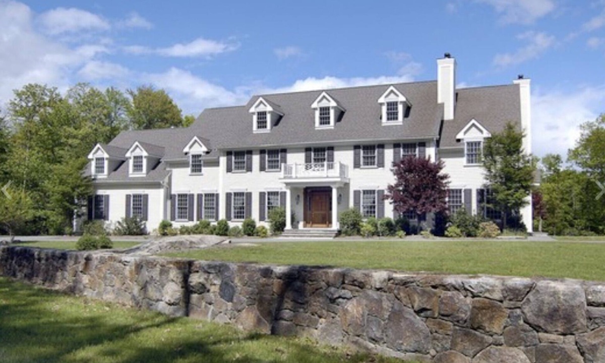 Lewisboro House | Over Sized Colonial on Private Road.
