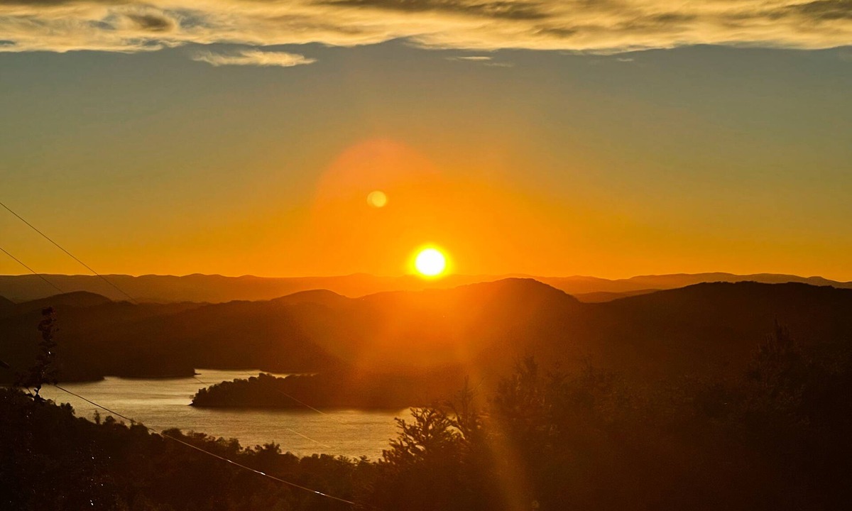 Maynardville Cabin | Panoramic views of Lake Norris, game room & mountain scenery