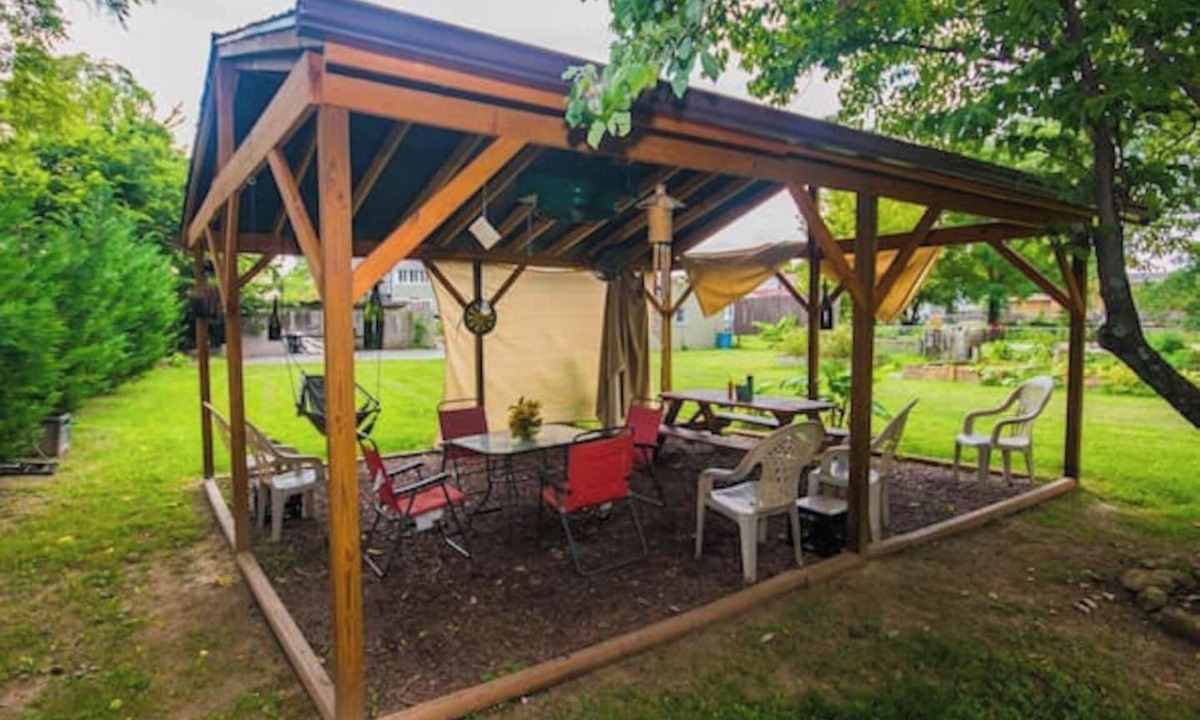 Germantown Apartment | Park like setting in the heart of the city