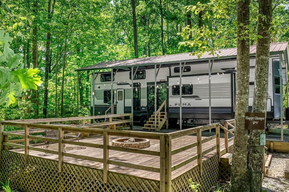 Fort Payne House | Peaceful Caravan Retreat with Large Private Deck and Fire Pit in Alabama