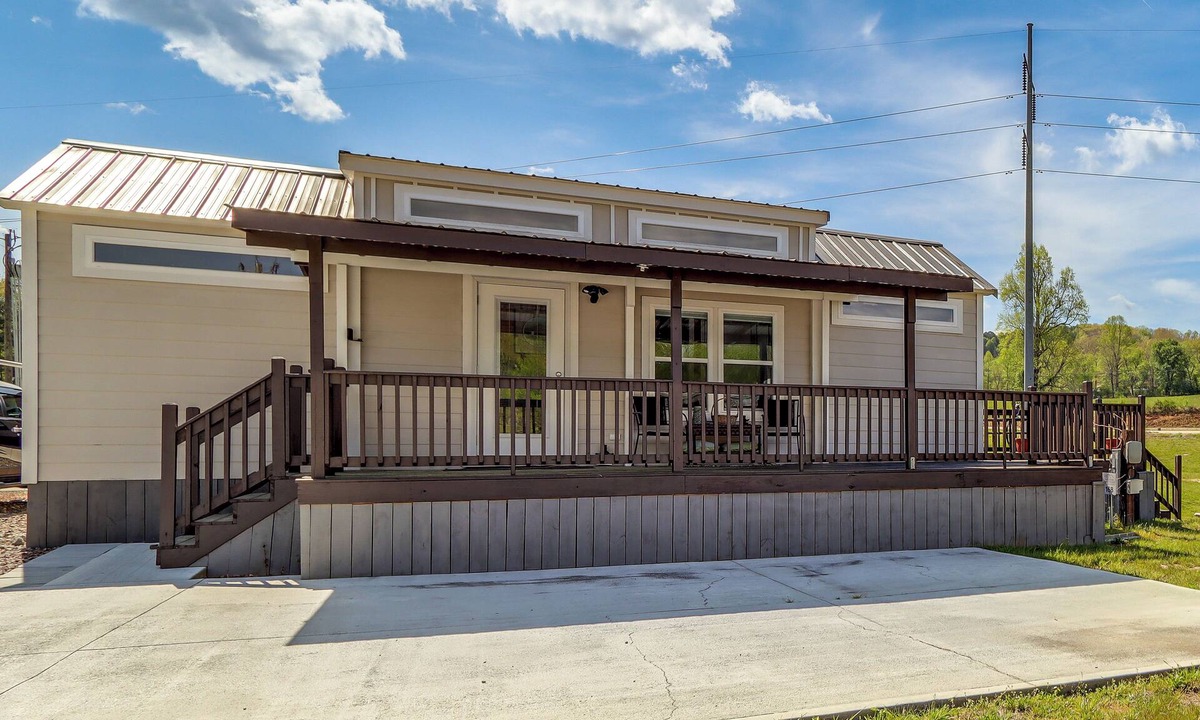Morganton House | Peaceful Deck & Pool Access! Blue Ridge Tiny Home