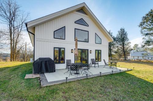Blacksburg House | Peaceful Farmhouse Retreat 6 Mi to Virginia Tech!