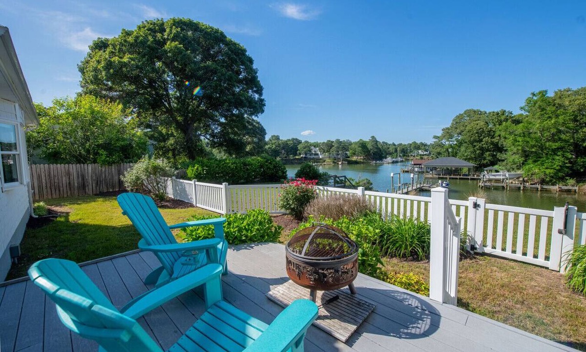 Deltaville House | Peaceful home with dock, kayaks and sunset views