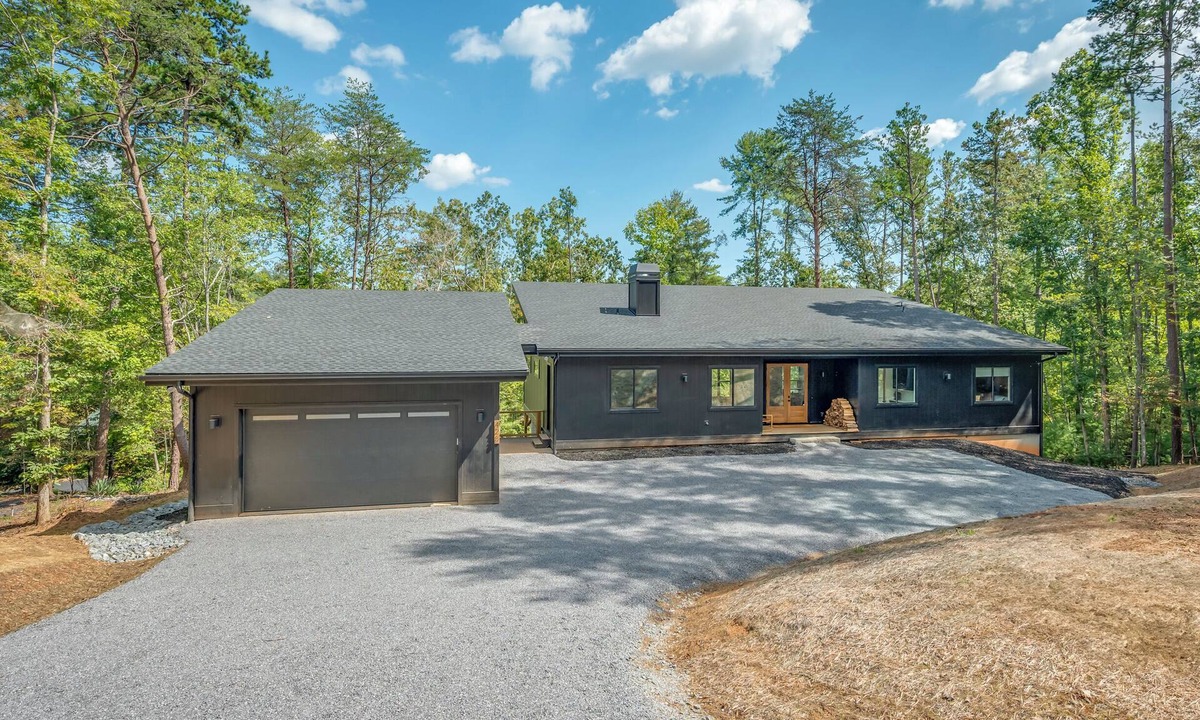 Mill Spring House | Peaceful Lake Front Retreat: Sleeps 14, Pet & Family Friendly Near TIEC