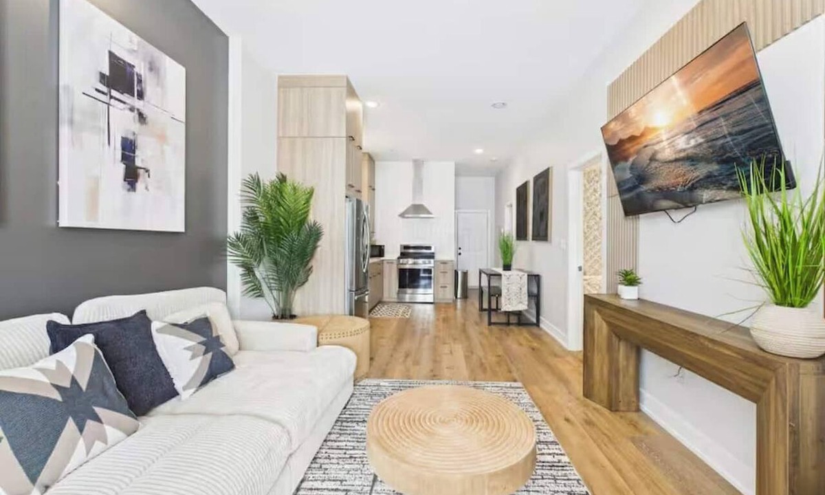 West Town Apartment | Peaceful Zen Flat | 2BR Oasis with Free Parking