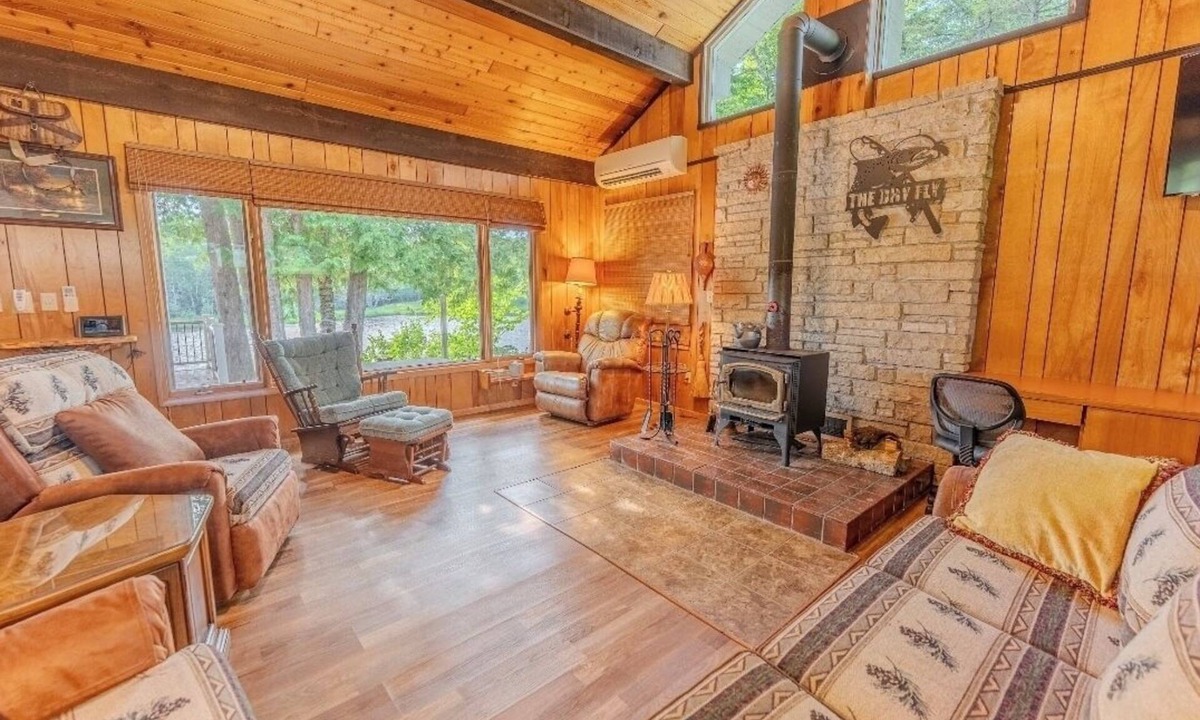 Cornell Cabin | Peak Fall Views - Peaceful Cabin on the Escanaba River