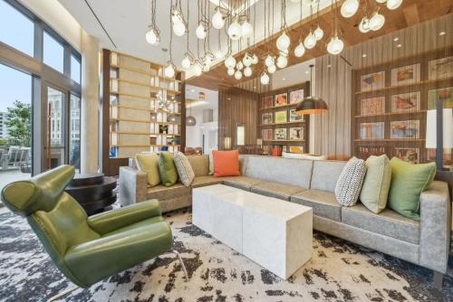 Downtown Apartment | Penthouse Retreat with Rooftop Pool Explore Silver Spring & Washington DC