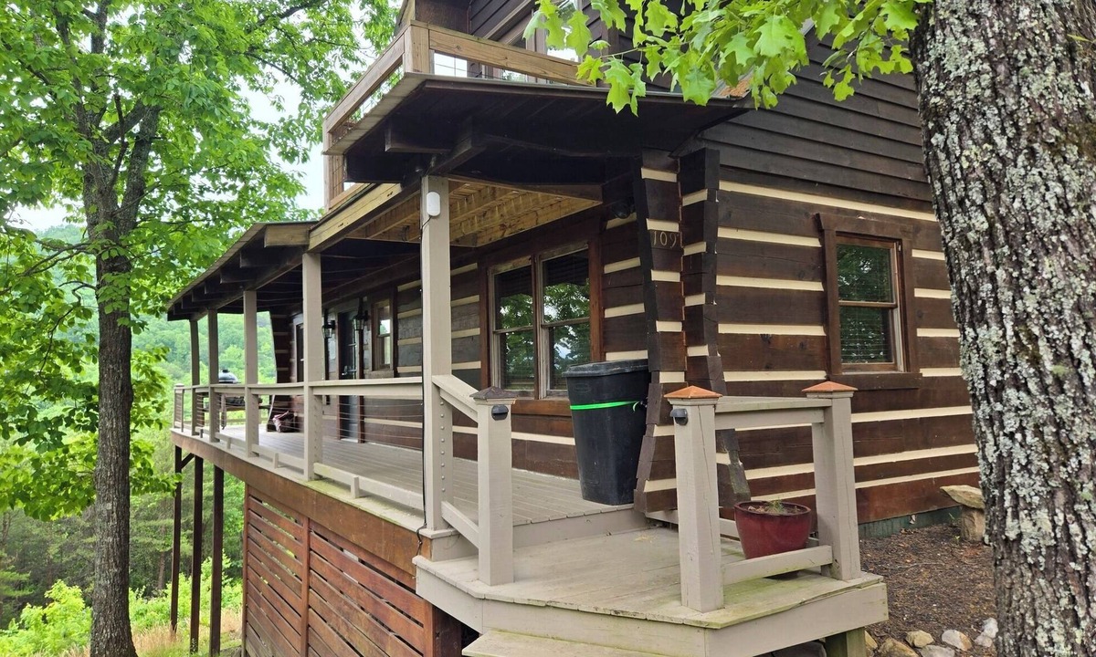Tellico Plains Cabin | Perched on top with crazy views of Cherokee Mountain