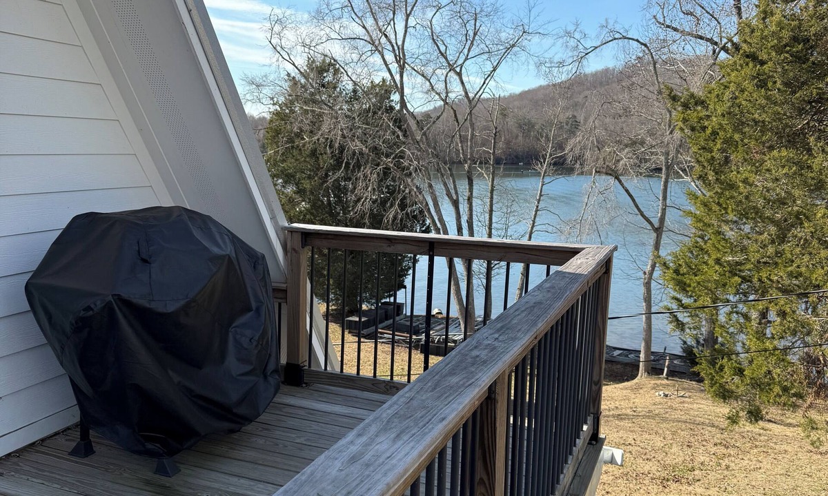 Ashley Oaks Cabin | Perfect 1-Loft cabin on Lake Melton, close to UT