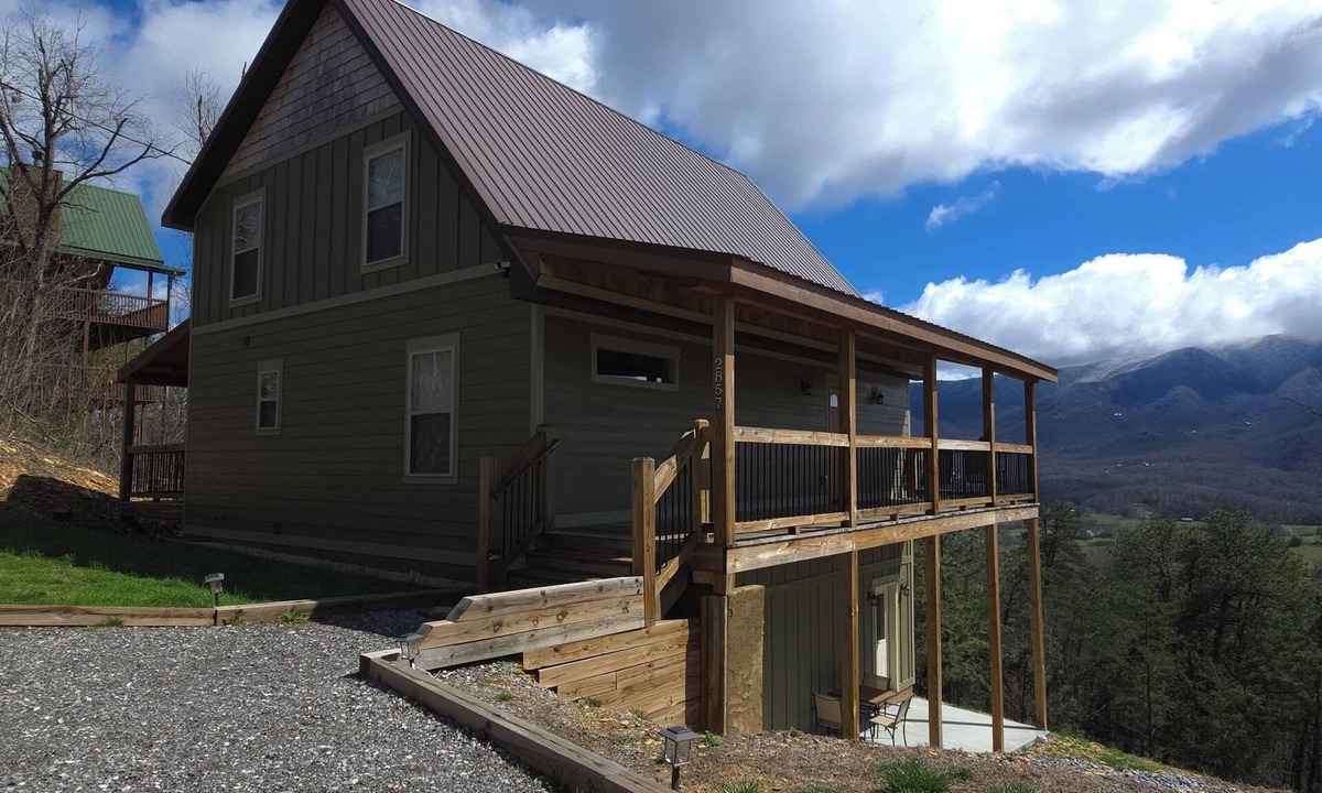 Sevierville Cabin | PET FRIENDLY! Amazing Mountain Views! Hot Tub, Pool Table, Gas grill, and quiet.