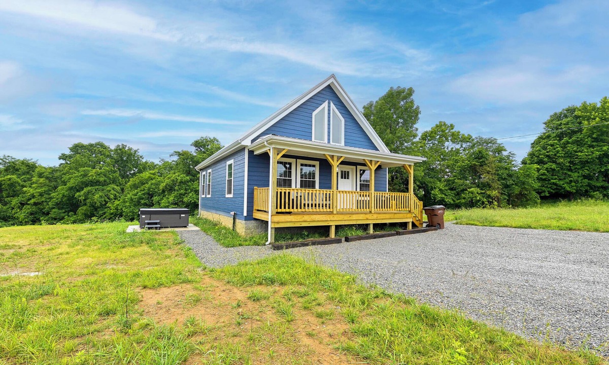 Chaplin Cabin | Pet-Friendly Home w/Hot Tub & Yard in Willisburg!