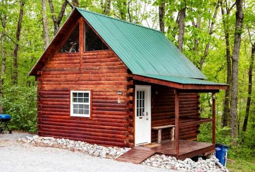 Columbia House | Pet Friendly Log Cabin, Perfect for an Adventure in Kentucky's Lake Country