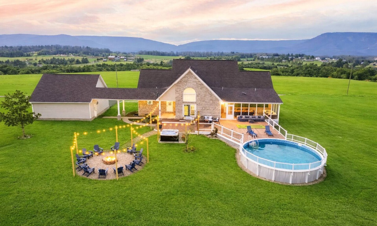 Luray House | Pet-Friendly · Private Pool · Hot Tub · Arcade · Movie Room · Epic Views & more!