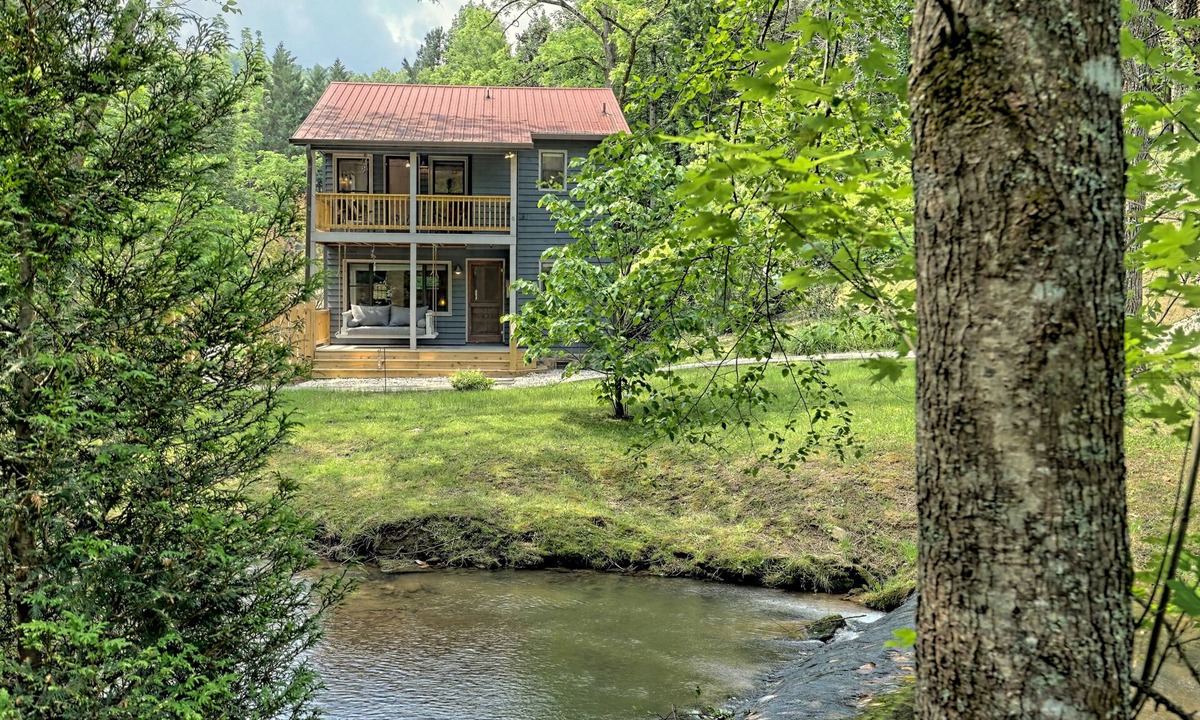 Murphy House | Pet Friendly Renovated Farmhouse with a Serene Rushing Creek and a fenced yard!