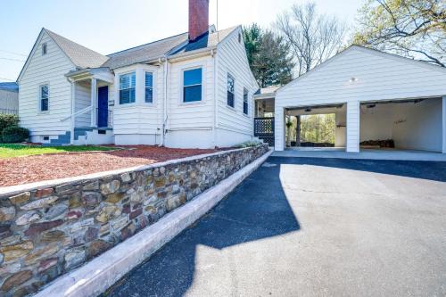 Roanoke House | Pet-Friendly Roanoke Retreat w/Theater