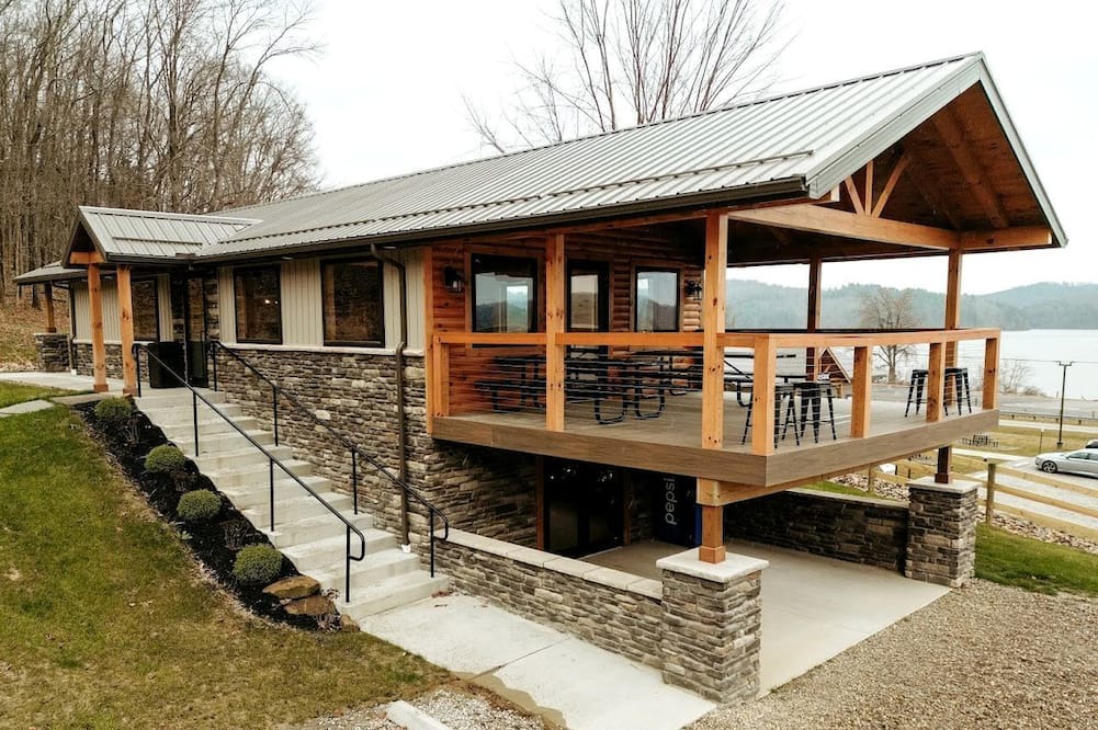 Scio Cabin | Pet-Friendly Tree Cabin by Tappan Lake with Lofted Space in Ohio
