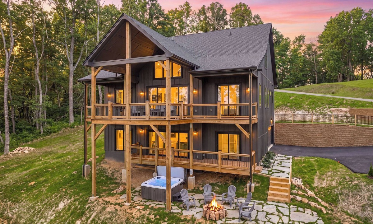 Crumpler House | Phoenix Lodge - Killer Mountain Views, Hot Tub, Firepit + Sleeps 10