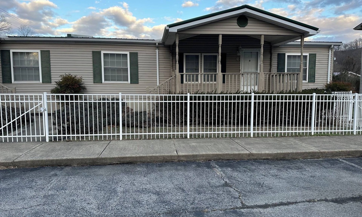 Prestonsburg Condo | Pleasant 2-bedroom condo with AC in charming Prestonsburg.